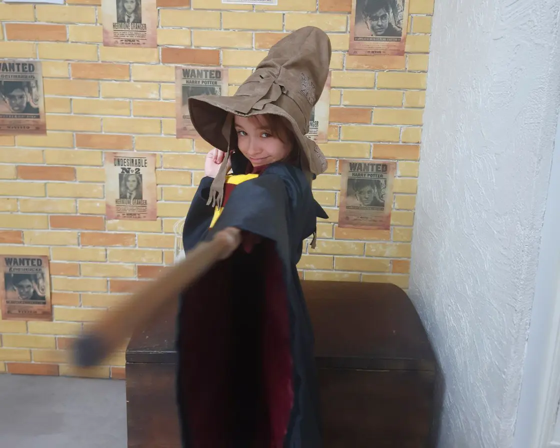 Дети играют в квест Harry Potter Week и изучают английский язык в лагере My English Planet